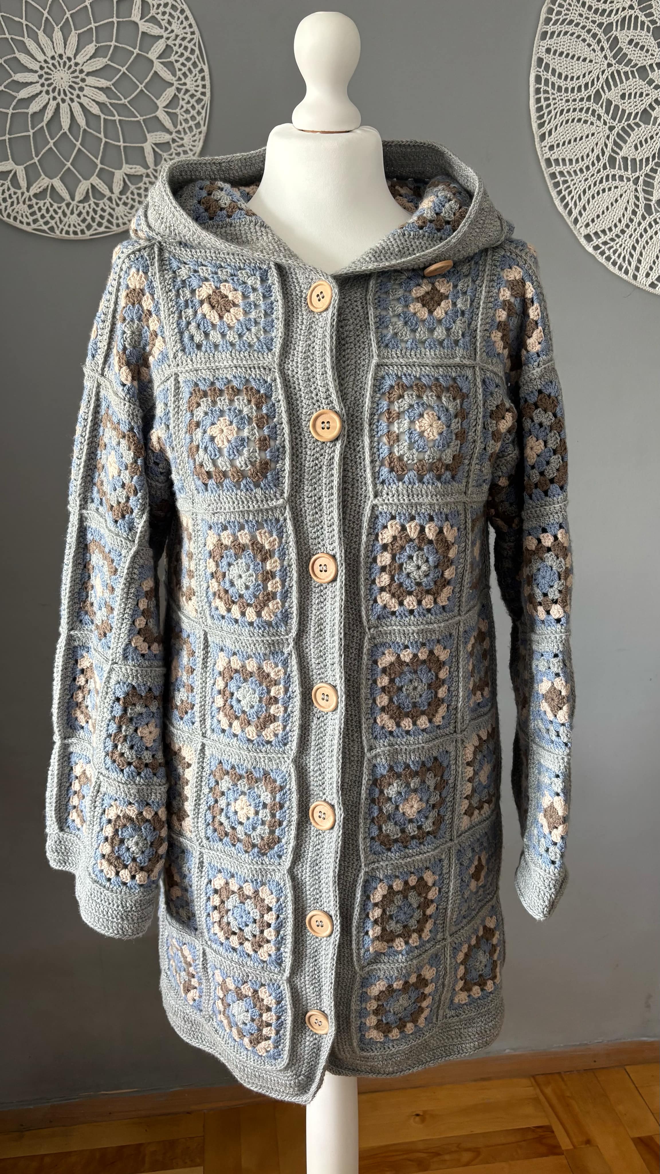 Sweter z kapturem